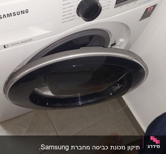 מכונת כביסה סמסונג עם דלת פתוחה